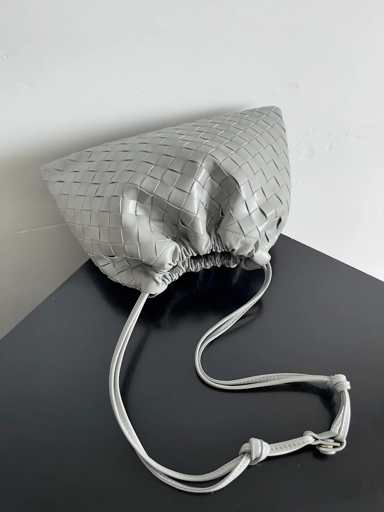 Batch 1560 Armpit bags have become a fashionable item that every girl has in their hands in recent years🛍️. The elegant and simple style has won the love of many people of different ages. However, there is an unavoidable trouble with armpit bags, that is, the capacity is too small, and BOTTEGA VENETA’s new Dustbag Considering people's travel needs, the capacity of garbage bags has been greatly upgraded. Folding umbrellas, water cups, and girls' makeup powder and lipstick can all be accommodated. It is very light and resistant to dirt. Even if you have a lot of things when traveling, it can reduce the burden to a certain extent. The shoulder straps are buckled and can be changed at will. It can be used for hand holding or as the liner of a large bag. After the drawstring is drawn, it looks like a cloud bag. It is very suitable for concave styling when traveling in summer🙋🏻‍♀️ Style number: 796728 Size: 32*23*1cm